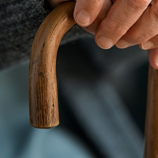 Orthopädischer Gehstock: Der Ratgeber, den Sie gesucht haben 🦯
