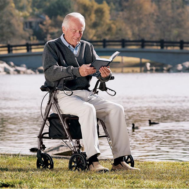 Falttbarer Rollator mit 4 Rädern und Multifunktionskorb